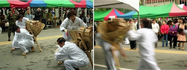 물동이를 인 선수들이 물을 항아리에 붇고 나면 기다리고 있는 지게꾼들에게 장작을 올리고 함께 뛰어야 합니다. 